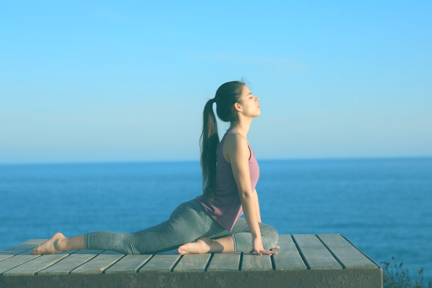 Estudiante utilizando materiales organizados durante sesión de estudio