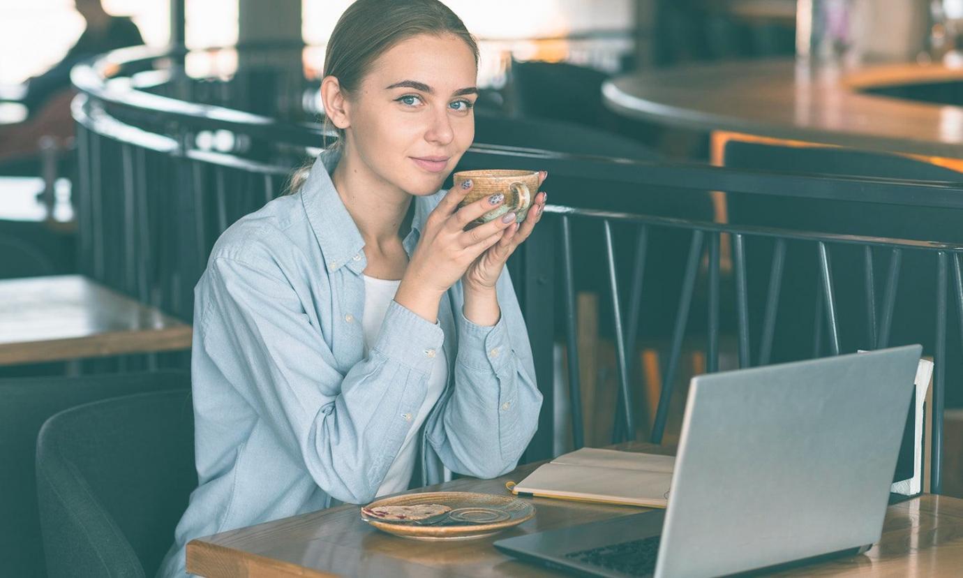 Estudiantes colaborando en sesión de aprendizaje en línea